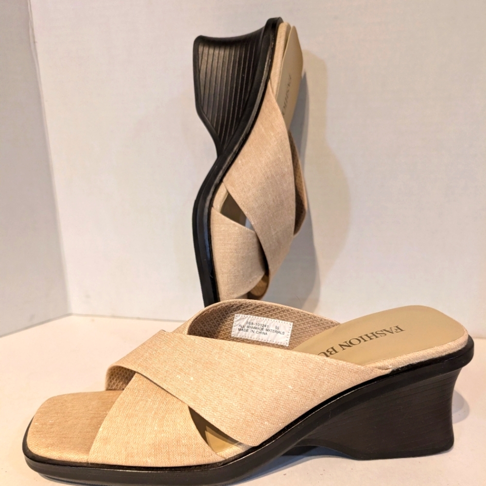 Tan Sandals with Big‎ Chunky Heel Fashion Bug Sz. 9.5